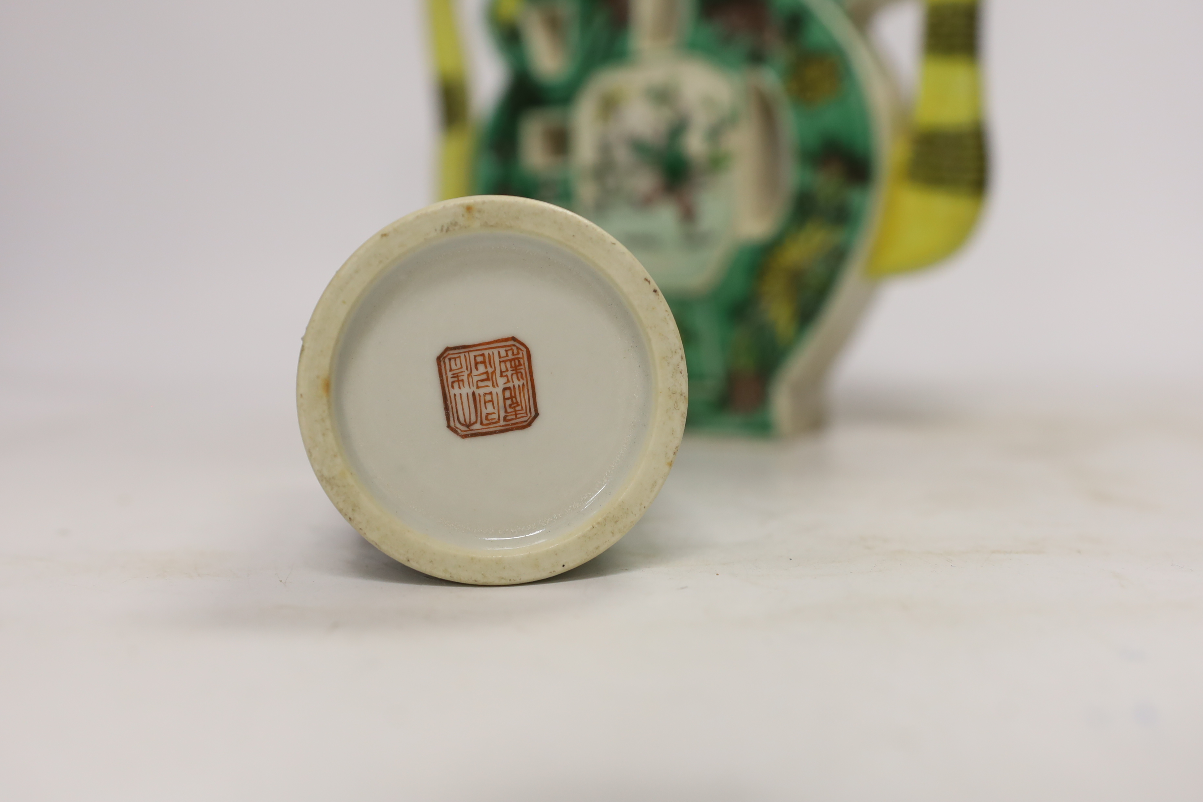 A Chinese wine pot and a famille rose brush pot, tallest 20cm